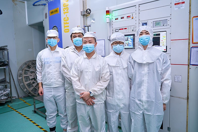 球迷体育
滤光片加工车间合影 球迷体育
滤光片加工车间合影