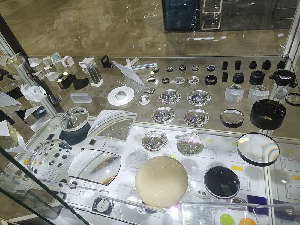 球迷体育
新加坡非球面透镜展品摄图